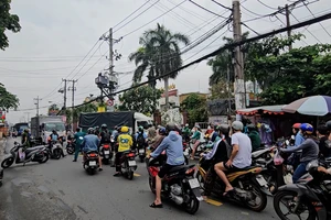 Cảnh sát phong tỏa 200m đường Nguyễn Thị Tú sau tai nạn chết người