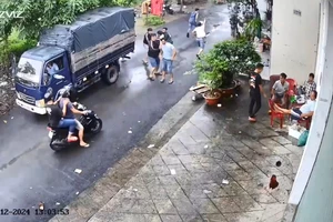 Cảnh sát vây ráp bắt trường gà ở Hóc Môn