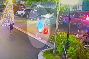 Người đàn ông vào sảnh chung cư trộm 11 cái đầm giá 10 triệu