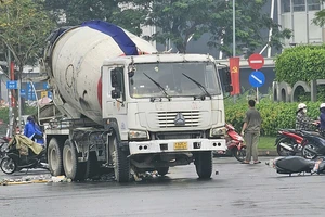 Va chạm với xe bồn, nam thanh niên tử vong ở Tân Phú