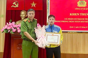 Khen thưởng tài xế can ngăn đôi vợ chồng đánh người ở quận 1