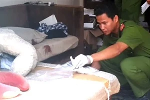 Kẻ gian lấy đi 10 lượng vàng 24k, bỏ lại một cây đục sắt ở Gò Vấp