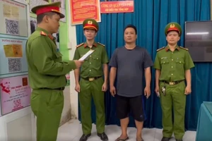 Người đập xe ô tô ở Tân Phú bị tạm giữ hình sự