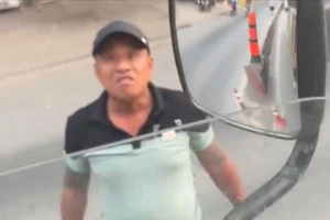 Người cầm đá chặn xe tải nói ‘đường này của tao’ trình diện công an
