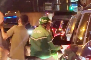 Tài xế ô tô cầm gậy sắt đánh bể nón bảo hiểm tài xế xe ôm công nghệ rồi bỏ chạy ở Bình Thạnh