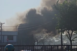 Cháy dữ dội kho vải ngàn mét, cảnh sát phong tỏa một đoạn Quốc lộ 1