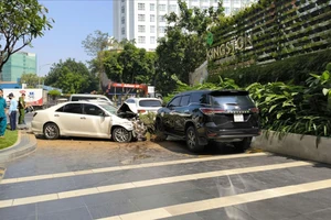 Ô tô ‘điên’ tông hàng loạt xe máy, ô ô trên đường Hoàng Văn Thụ