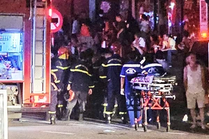 Cháy chung cư Mizuki 20 tầng ở Bình Chánh, hàng trăm người tháo chạy