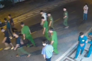 Thông tin mới vụ ‘hễ nhậu xỉn là ném đá nhà hàng xóm’