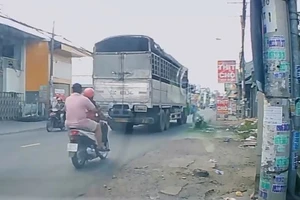 1 phụ nữ chạy xe máy trượt vào vũng nước, bị xe tải cán trúng