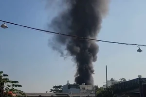 Cháy vựa ve chai trong xóm trọ, cảnh sát phong tỏa một đoạn đường