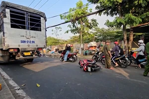Cảnh sát phong tỏa, làm hiện trường vụ tai nạn chết người gần chợ đầu mối
