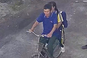 Người đàn ông mới từ quê vào chở cháu đi học thì mất liên lạc