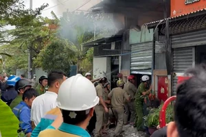 Cháy nhà khóa trái, cảnh sát phá hai lớp cửa dập lửa