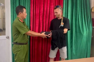 Để quên túi xách trên taxi, du khách Bỉ được công an hỗ trợ tìm lại tài sản