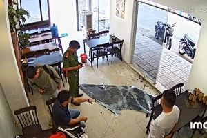Bị phản ứng vì chọc ghẹo cô gái, quay qua đập phá quán ở Tân Bình