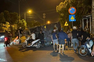 Xe tải đang chạy bị lật đè xe máy, 2 người thoát chết trong đêm