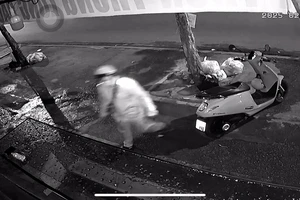 Thanh niên dán đè mã QR chuyển tiền ở Hóc Môn trong đêm