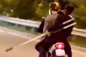 Nhóm thanh niên chạy xe máy 'kẹp 5', tay cầm ba chĩa ở TP Thủ Đức