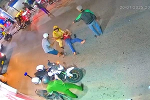 Sự thật clip CSGT quật ngã người: Do 3 lần đưa thẻ thanh tra xây dựng kêu thả người vi phạm