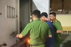 Clip cận cảnh nơi giấu hơn 150 triệu của thanh niên cướp cửa hàng FPT ở TP Thủ Đức