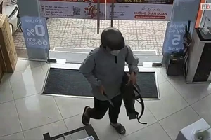 Clip ghi khoảnh khắc nam sinh xông vào cửa hàng cướp tiền ở TP Thủ Đức