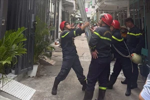 60 phút cảnh sát thuyết phục cô gái 22 tuổi bỏ ý định nhảy lầu