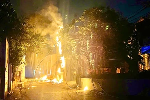 Cháy nổ trụ điện hàng chục mét ở Đồng Nai, người đi đường thót tim