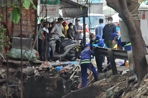 Thi thể người phụ nữ lẫn với rác thải trên kênh nước ở quận 6