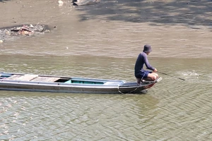 4 ghe máy thản nhiên chích điện bắt cá trên kênh Nhiêu Lộc – Thị Nghè