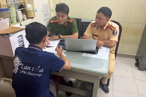 Công an phạt 2 người trong số 4 người đánh bóng bàn trên đường ở Gò Vấp