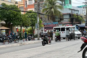 Bé trai khoảng 6 tuổi nghi rơi lầu chung cư ở Tân Phú