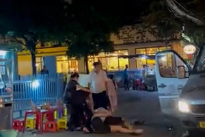 3 người đánh nhau túi bụi ở đường Trường Chinh