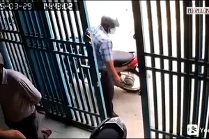 Bình Chánh: 2 người đàn ông xưng ‘bên ủy ban’ vào nhà dân bán vé ca nhạc