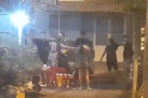 Nhóm người đánh nhau túi bụi, công an vất vả can ngăn ở Bình Tân