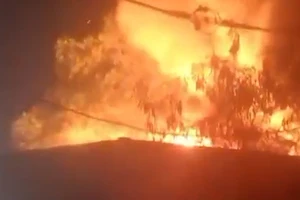 Cháy dữ dội ở bãi chứa túi nylon ở Bình Chánh trong đêm