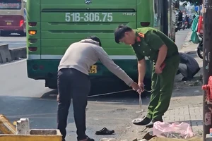 Người phụ nữ khiếm thị bán vé số bị xe buýt cán khi vừa xuống xe buýt