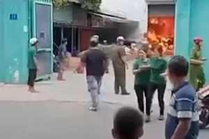 Cháy dữ dội nhà xưởng ở quận Bình Tân