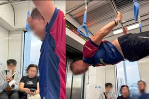 Người đàn ông hít xà đơn trên tàu Metro số 1 đã ra nước ngoài