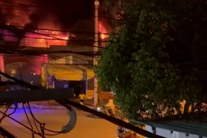 Nhà kho chứa đồ thể thao ở Bình Tân cháy như biển lửa lúc 0 giờ đêm