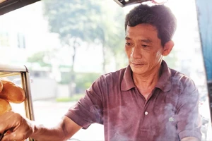 'Tôi đi đường rớt 10 ngàn còn xót' - anh bán bánh mì nhặt bao lì xì hơn 22 triệu tìm người trả lại