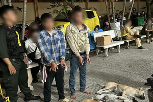 Hai thanh niên chở xác 7 con chó bị tổ công tác 363 bắt