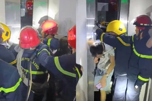 Cảnh sát cứu kịp người đàn ông Trung Quốc mắc kẹt thang máy ở quận 10