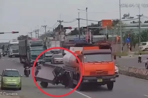 Clip ghi cảnh người đàn ông điều khiển xe ba bánh tử vong sau va chạm với xe bồn