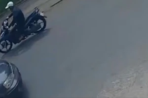 Thanh niên cướp giật dây chuyền 39 triệu rồi về ngủ với bạn gái thì bị bắt