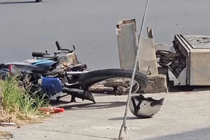 Xe máy hư hỏng nằm gần giao lộ ở quận 12, chưa rõ chủ nhân