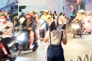 Đôi nam nữ thanh niên dàn dựng cảnh quay clip diễu binh thì mất điện thoại