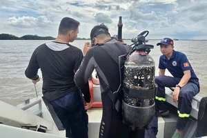 Sà lan chở 900 tấn đá lật úp trên sông Soài Rạp, một thuyền viên mất tích