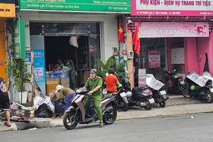 Cháy tiệm thuốc tây trên đường Vườn Lài, 2 người thoát nạn