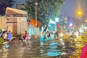 Cơn mưa đầu mùa kéo dài, nhiều đoạn đường ở TP Thủ Đức thành 'biển nước'